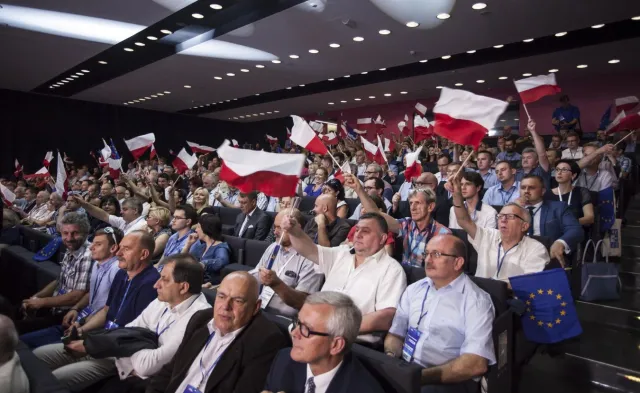 Politycy PO na konwencji: Potrzeba dyskusji o wejściu Polski do strefy euro