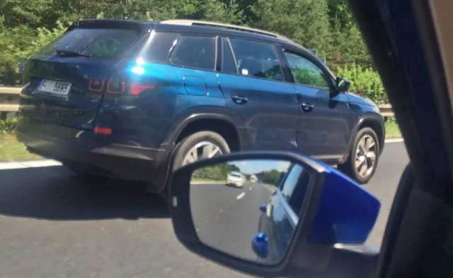 Nowa skoda kodiaq wpadła na autostradzie. Podobna do range rovera? [FOTO]