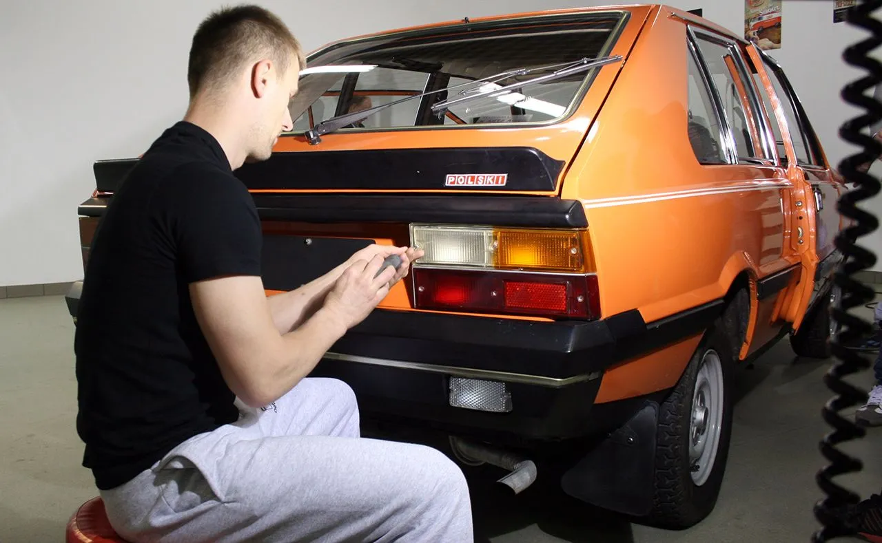 9075900-polonez-3d.jpg