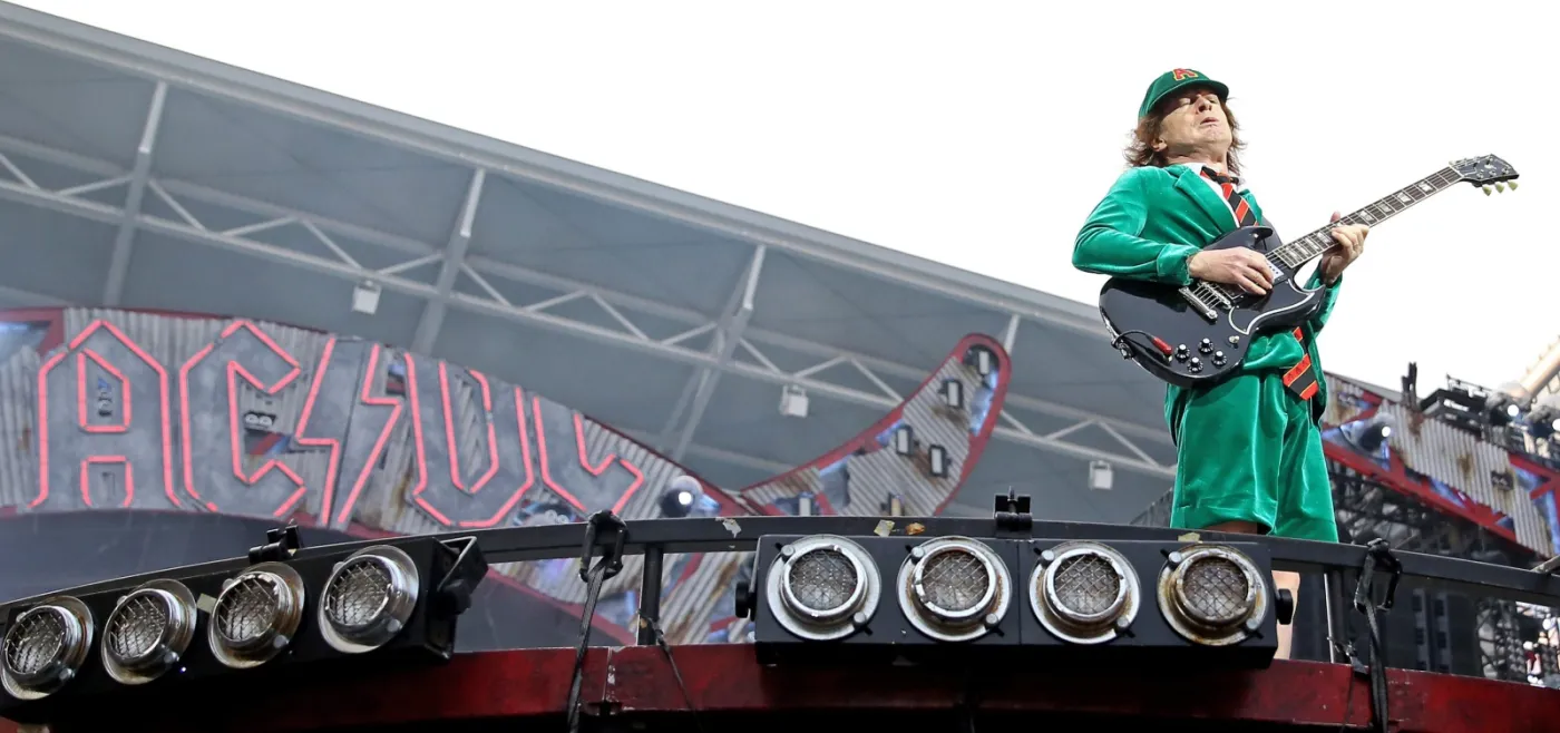 9106821-angus-young.jpg