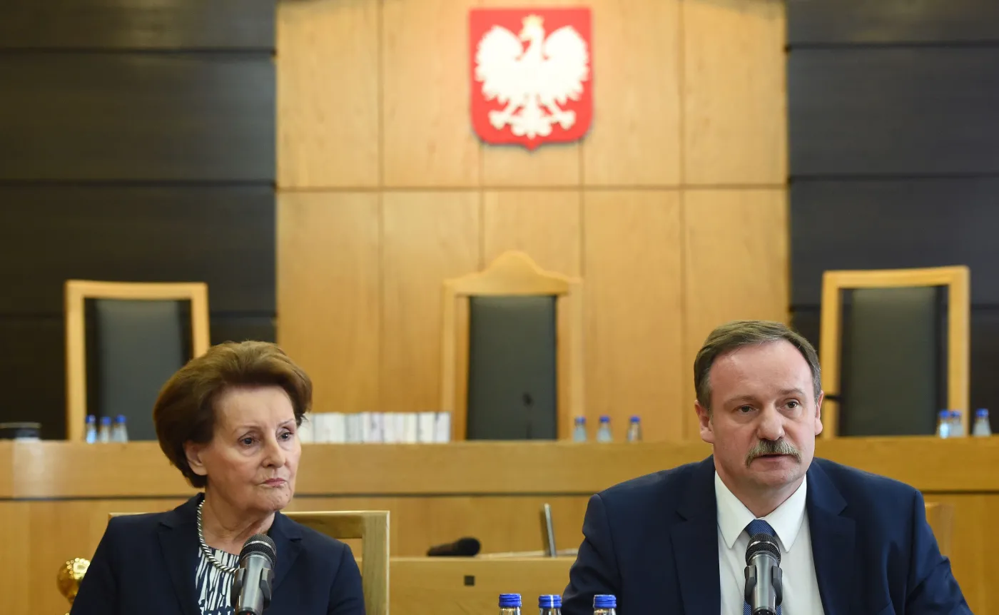 Sędziowie TK Sławomira Wronkowska-Jaśkiewicz (L) i Piotr Pszczółkowski (P), podczas konferencji prasowej po ogłoszenia wyroku Trybunału Konstytucyjnego dotyczącego skargi konstytucyjnej w sprawie dyscyplinarnego wydalenia policjanta ze służby