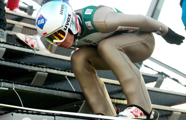 PŚ w skokach: Fantastyczny skok Kamila Stocha. Polak wygrał kwalifikacje w Klingenthal