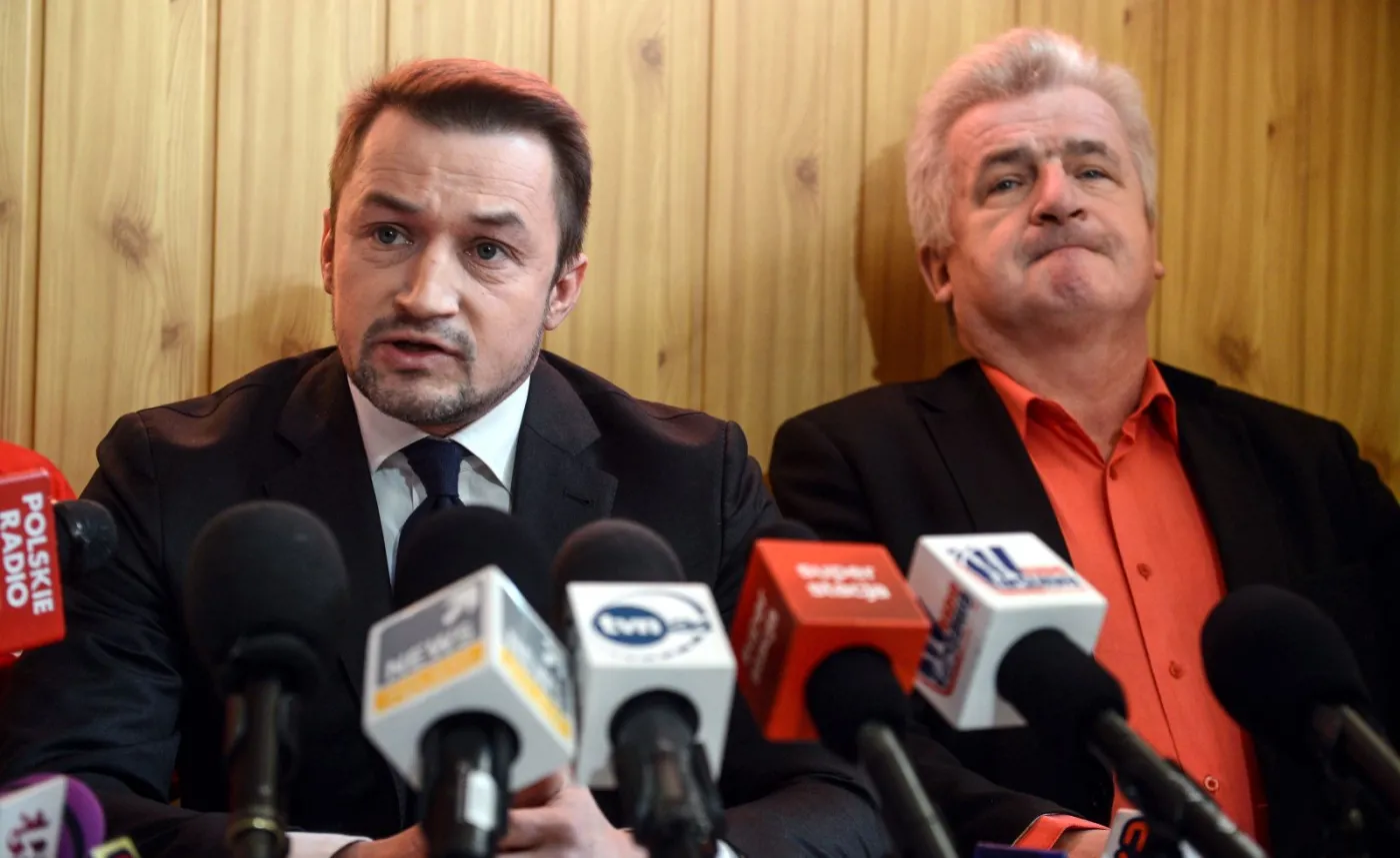 Lider Warszawskiej Wspólnoty Samorządowej, radny m.st. Warszawy Piotr Guział (L) i lider Ruchu Sprawiedliwości Społecznej Piotr Ikonowicz (P) podczas konferencji prasowej w związku z zakończeniem akcji zbierania podpisów pod referendum w sprawie odwołania prezydent Warszawy Hanny Gronkiewicz-Waltz,