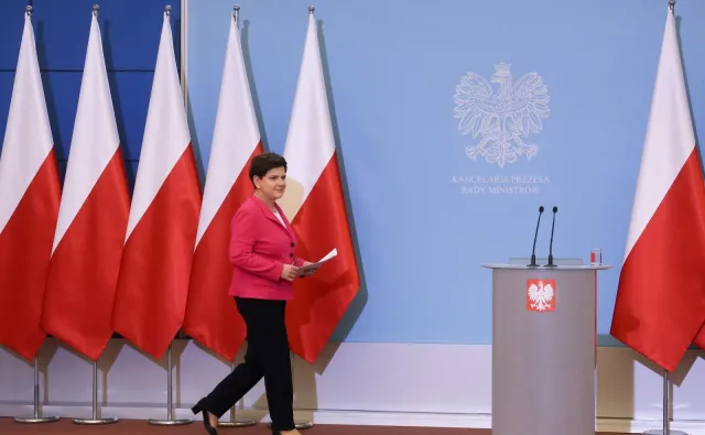 "Czyli PiS nie jest taki antyunijny". Dziennikarz: Patrzcie, co znalazłem za kotarą w KPRM