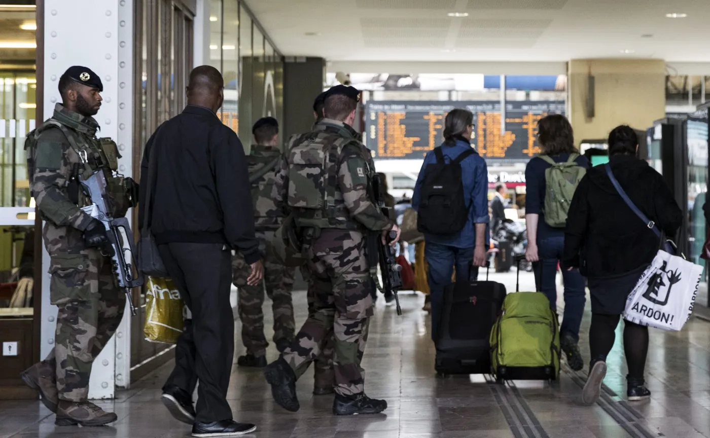 Francuscy żołnierze na antyterrorystycznym patrolu w Paryżu