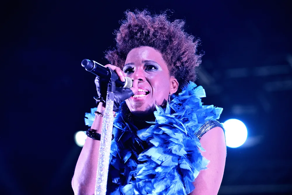 Burza włosów i ta słynna chrypka. Macy Gray znów w formie!