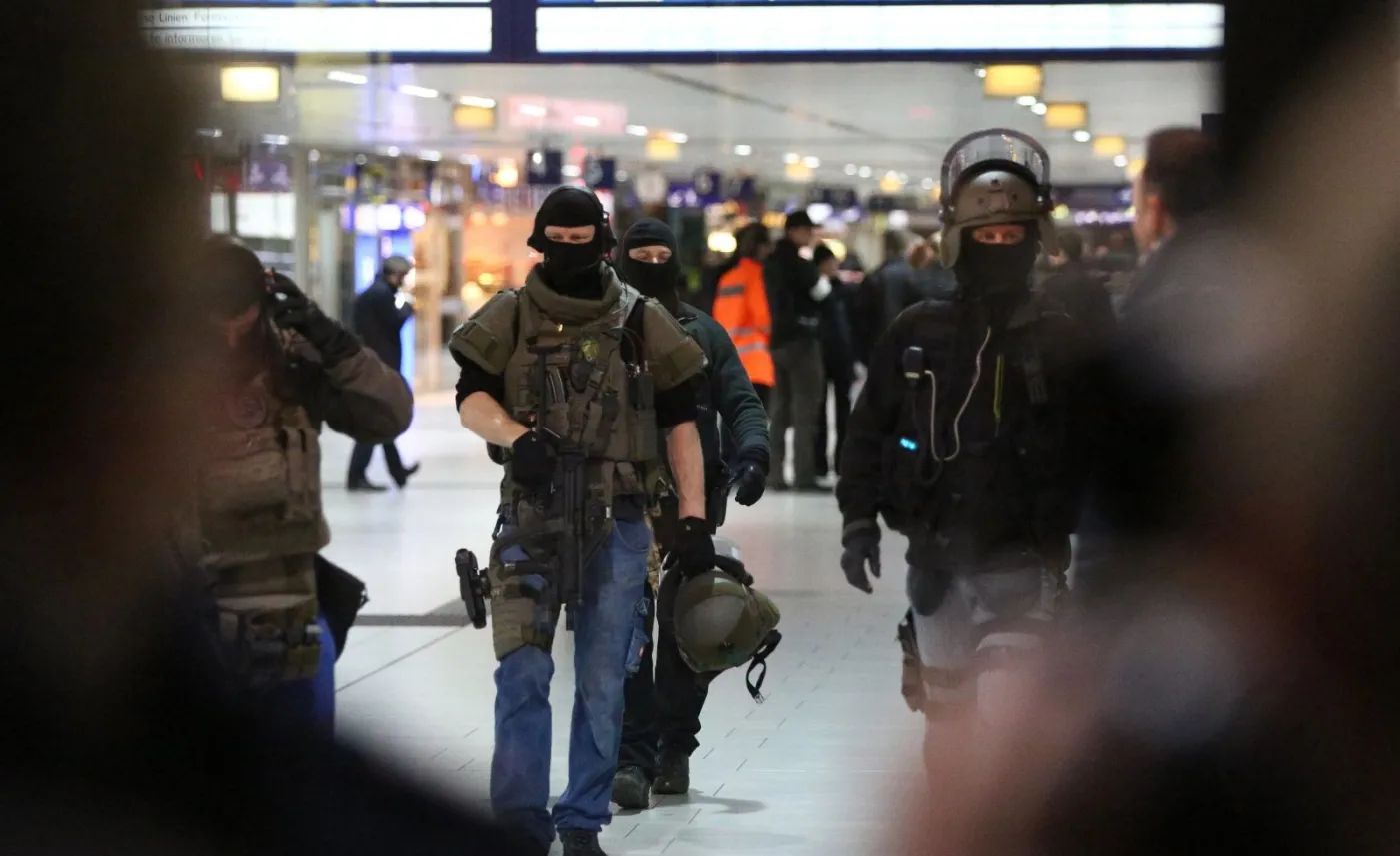 Napastnik ranił siekierą 7 osób na dworcu w Duesseldorfie. Potem skoczył z mostu