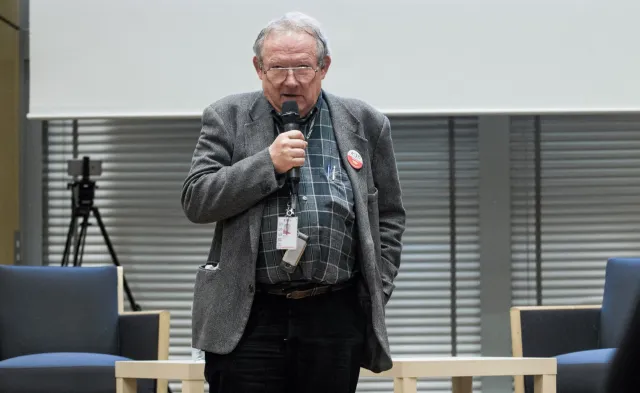 Incydent podczas spotkania z Michnikiem. Ktoś odpalił racę dymną