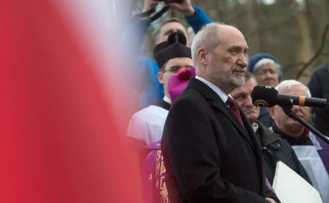 "Podejrzenie zdrady dyplomatycznej ws. katastrofy smoleńskiej". Macierewicz doniósł na Tuska do prokuratury [SZCZEGÓŁY]