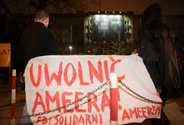 "Uwolnić Ameera", "ABW = policja polityczna". Pikieta przed MSWiA przeciw deportacji irackiego Kurda [ZDJĘCIA]