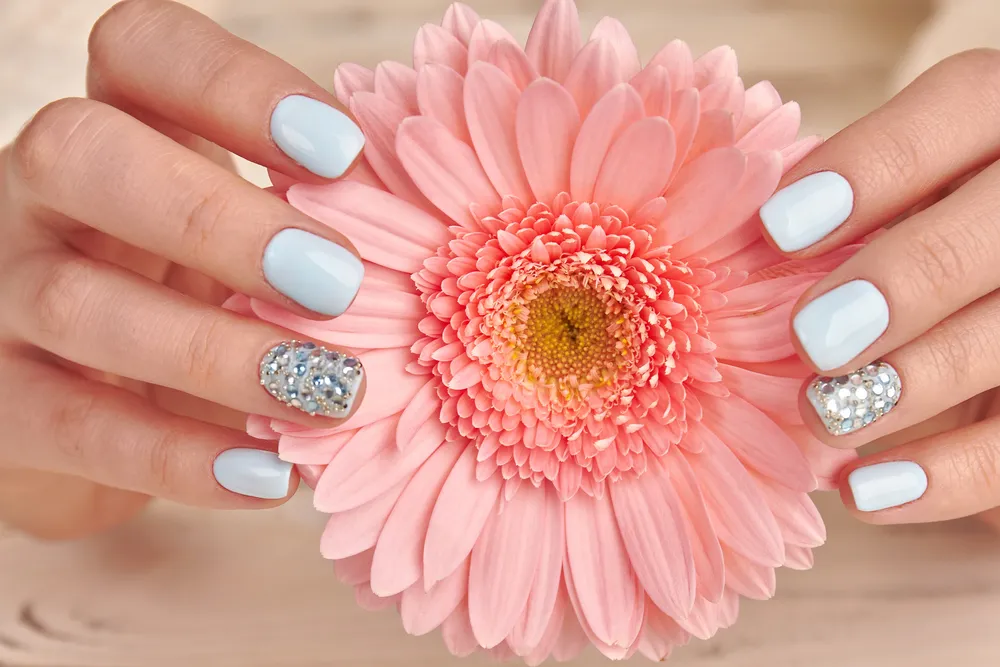 Migdał, plama i ombre - taki manicure jest modny tej wiosny