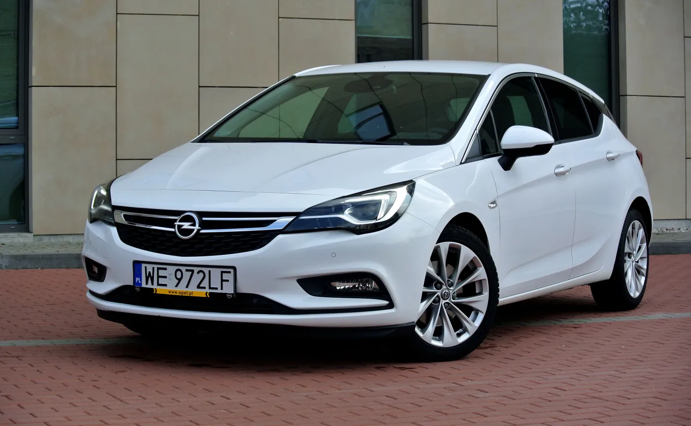 8904738-opel-astra.jpg