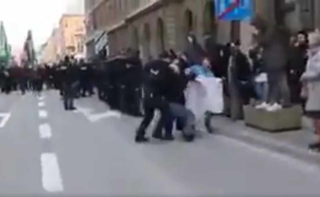 Kadr z nagrania marszu ONR, zamieszczonego na profilu @zbychureq