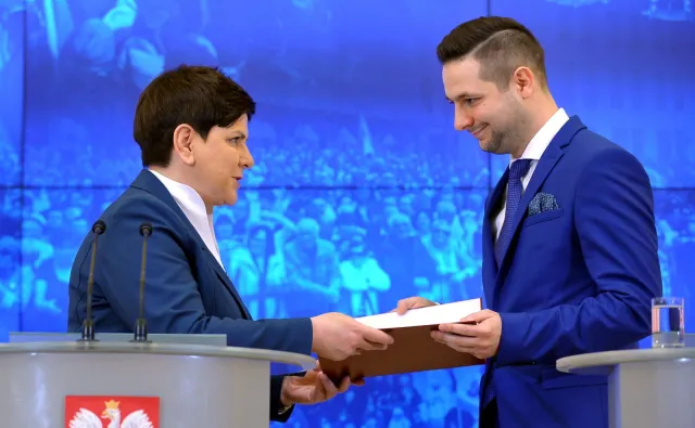 Komisja weryfikacyjna zbiera członków. PO uszczypliwie: Skoro minister Jaki nie jest prawnikiem...