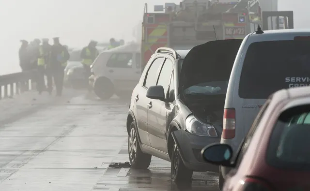 Potężny karambol na Dolnym Śląsku. Zaczęło się od czołówki z ciężarówką [ZDJĘCIA]