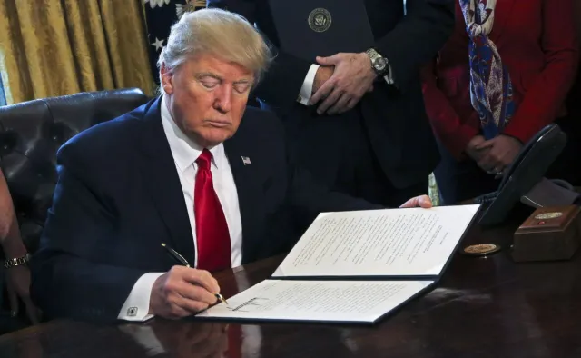 "Der Spiegel" wzywa do oporu przeciwko Trumpowi i szokuje okładką. ZOBACZ!