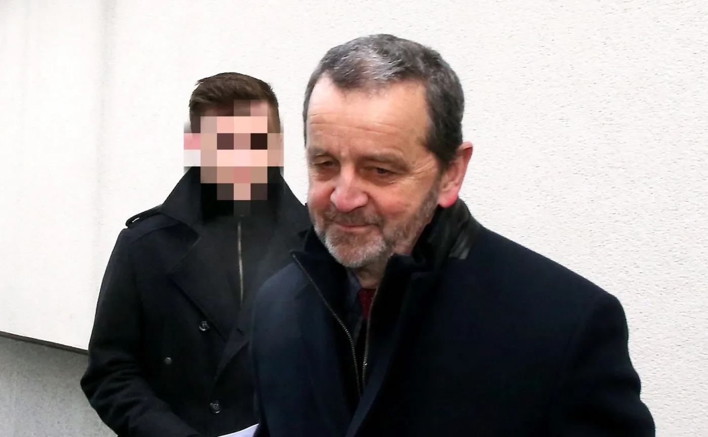 Sebastian K. i jego obrońca mecenas Władysław Pociej po przyjeździe na przesłuchanie w krakowskiej prokuraturze