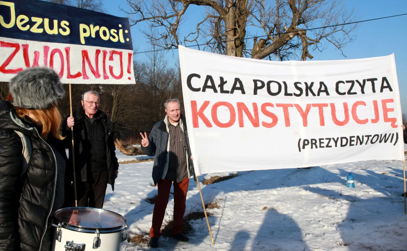 "Cała Polska czyta konstytucję prezydentowi". KOD protestował, Andrzej Duda zjeżdżał na nartach