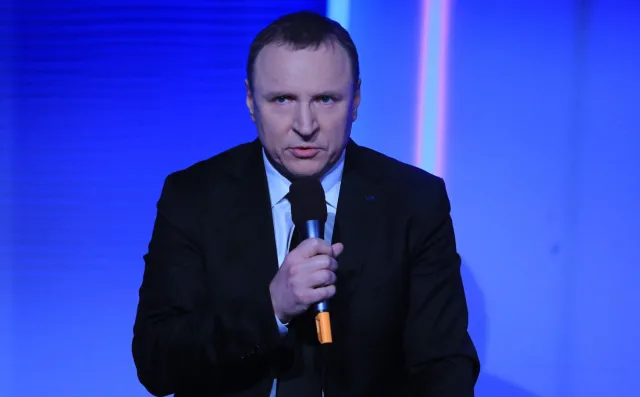 Podwyżka pensji prezesa TVP, 50 tys. zł premii dla narzeczonej. "Wyborcza" wytyka rozrzutność Kurskiemu