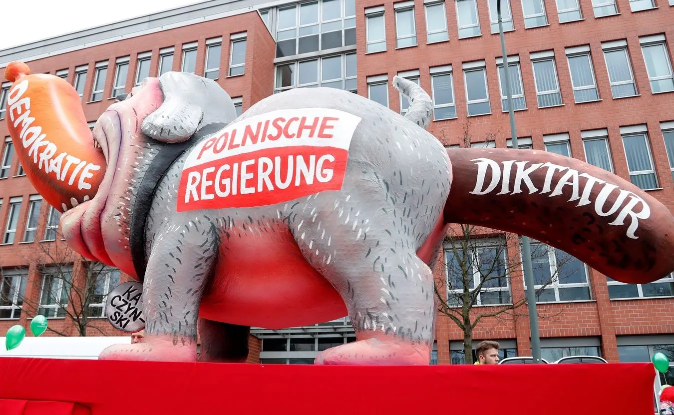Parady w Niemczech: Polski rząd jako pies z napisem "Kaczyński" i jako gąsienica "zjadająca" liść demokracji [ZDJĘCIA]