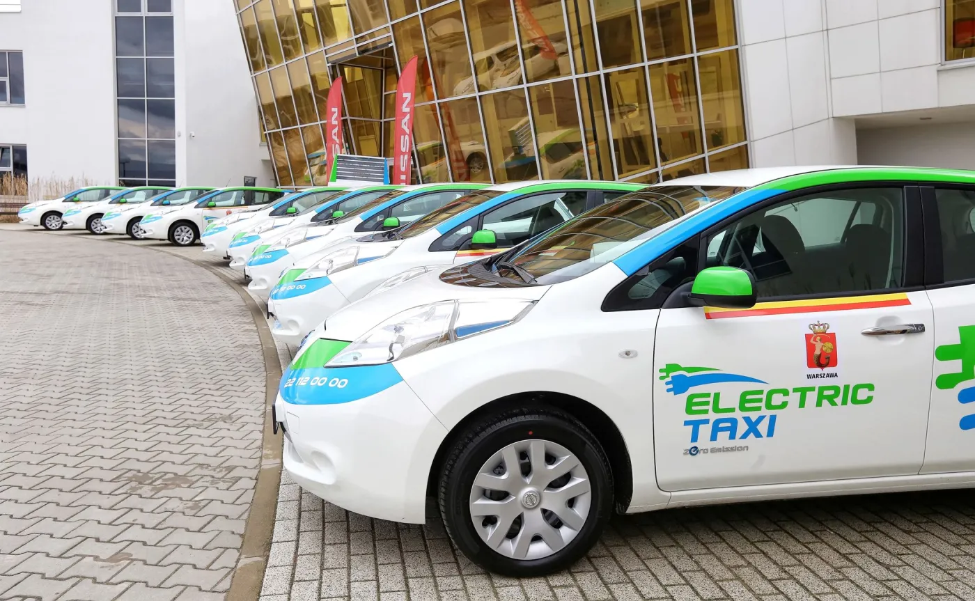 9933362-nissan-leaf.jpg