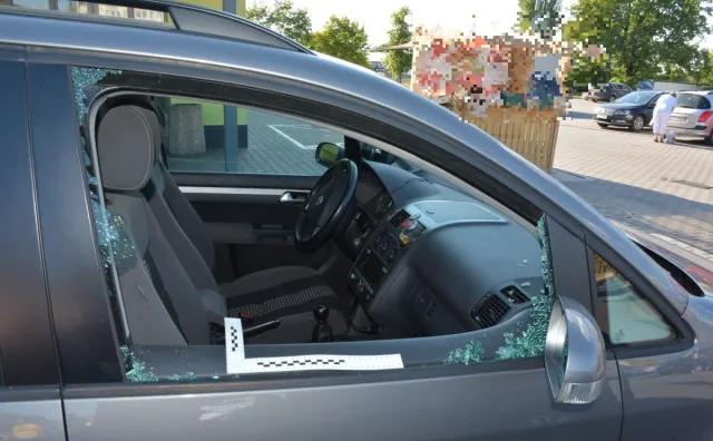 Matka zostawiła dzieci w nagrzanym aucie i poszła na zakupy. Ludzi zaalarmował płacz