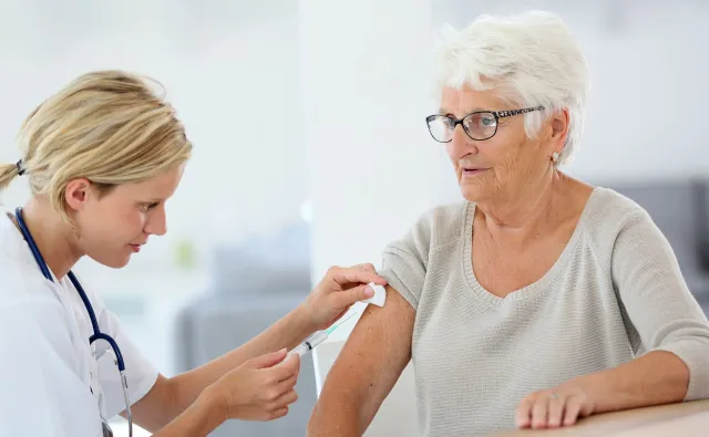 Ekspert: lekarze powinni zachęcać do szczepienia się przeciw grypie