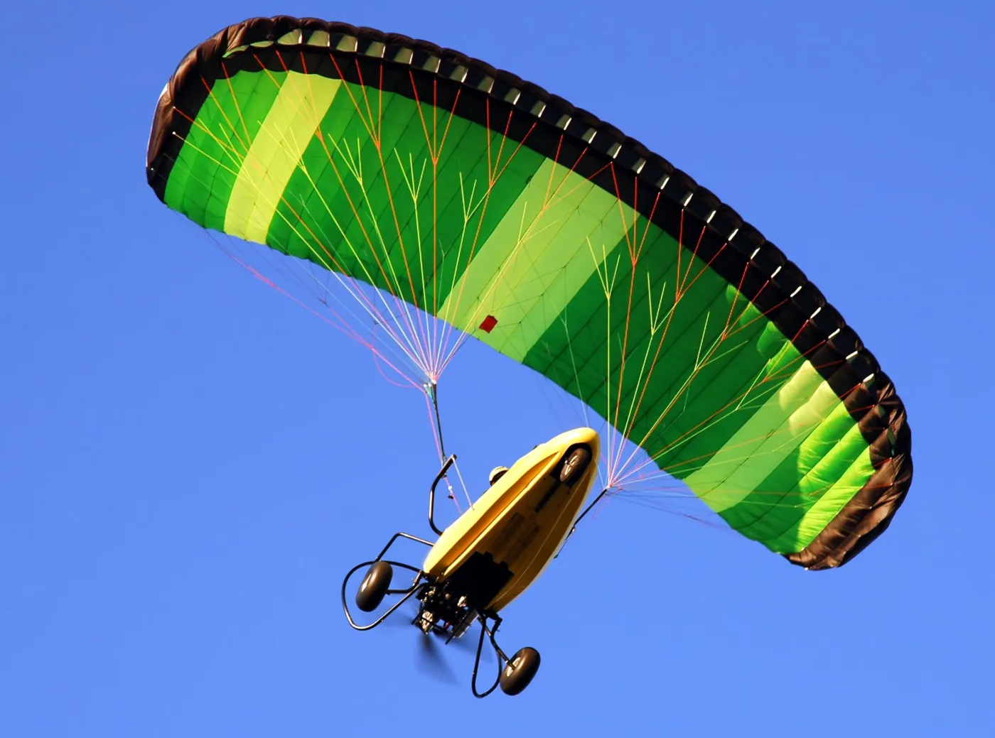 Tragiczny wypadek na zawodach w Płocku. Nie żyje motolotniarz