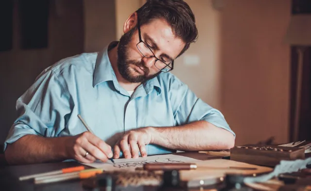 Graficy, tatuażyści a nawet cukiernicy od nowa uczą się pisać. "Kaligrafia wprowadza nas w świat piękna"