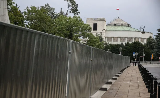 Platforma traci, PiS zyskuje. Partia Razem niespodziewanie wchodzi do Sejmu. SONDAŻ