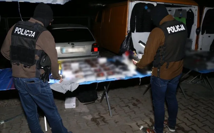 Podróbki o wartości 52 mln złotych. 11 osób zatrzymanych po akcji służb w Wólce Kosowskiej