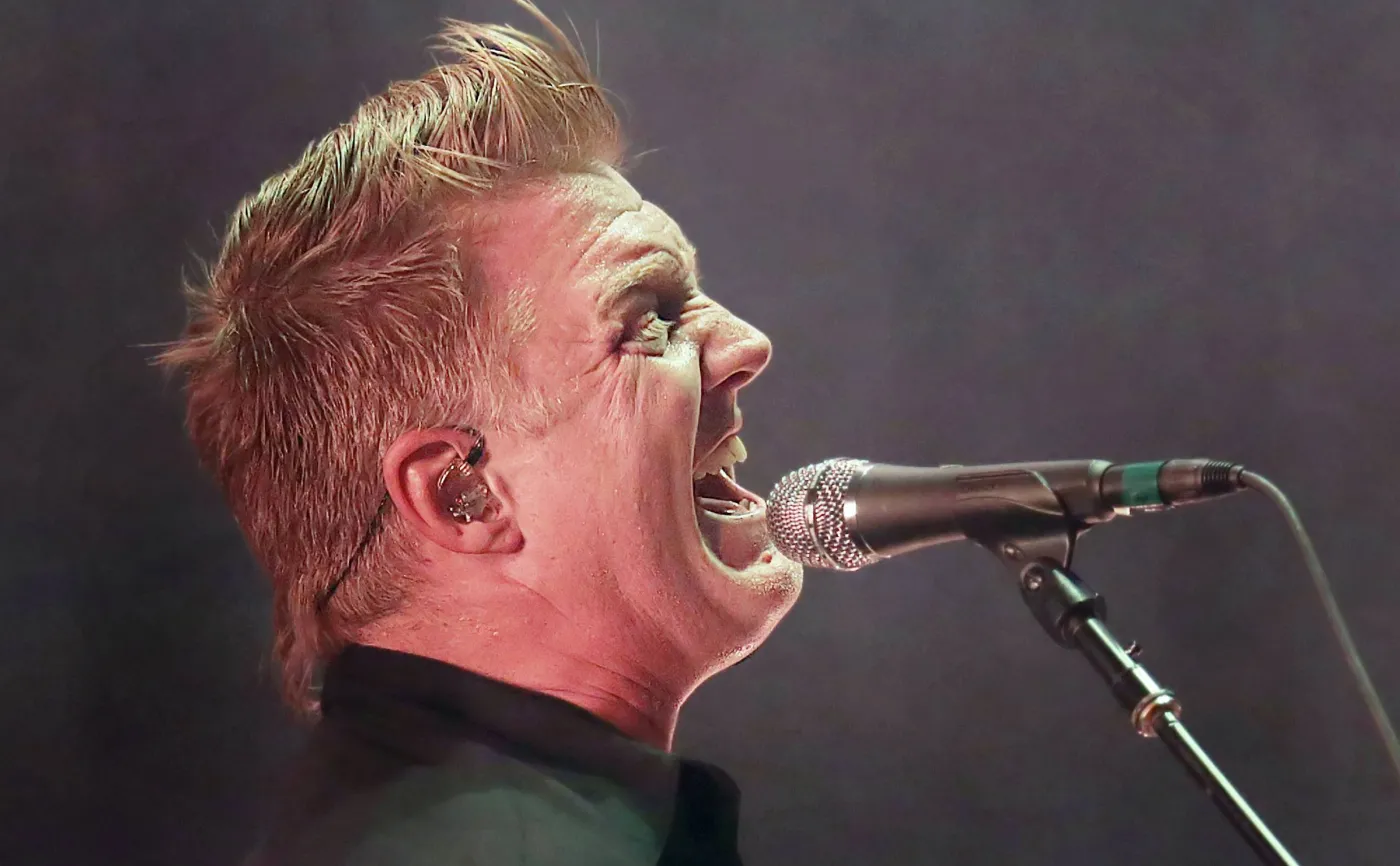 Kopnął w głowę fotografkę i teraz nie opowie dzieciom bajki na dobranoc. Josh Homme na cenzurowanym