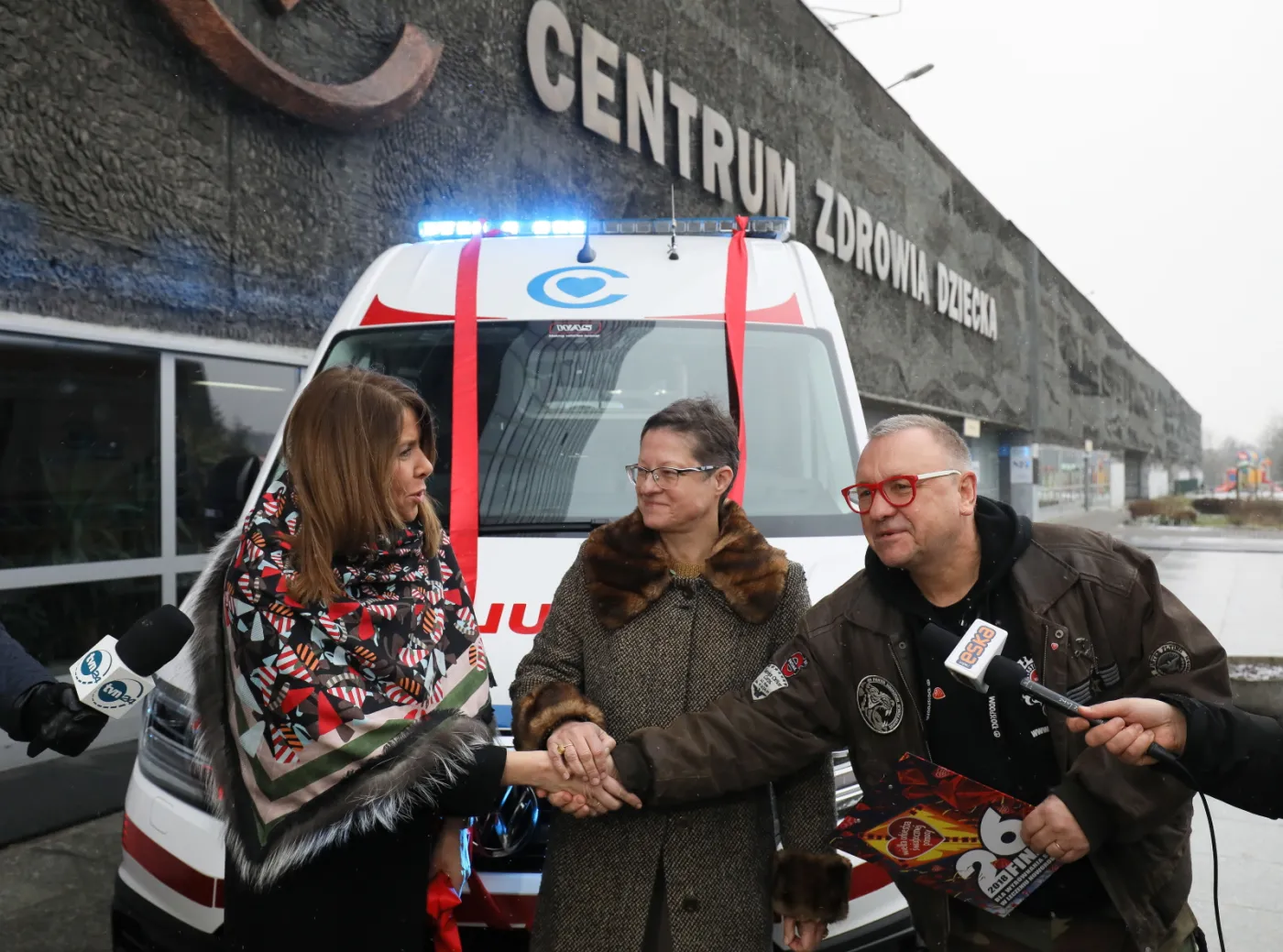 10670725-karetka-od-wielkiej-orkiestry-swiatecznej.jpg