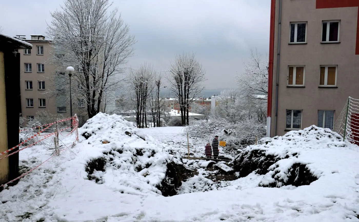 Wielka dziura kilka metrów od bloków. Ogromne zapadlisko w Jaworznie