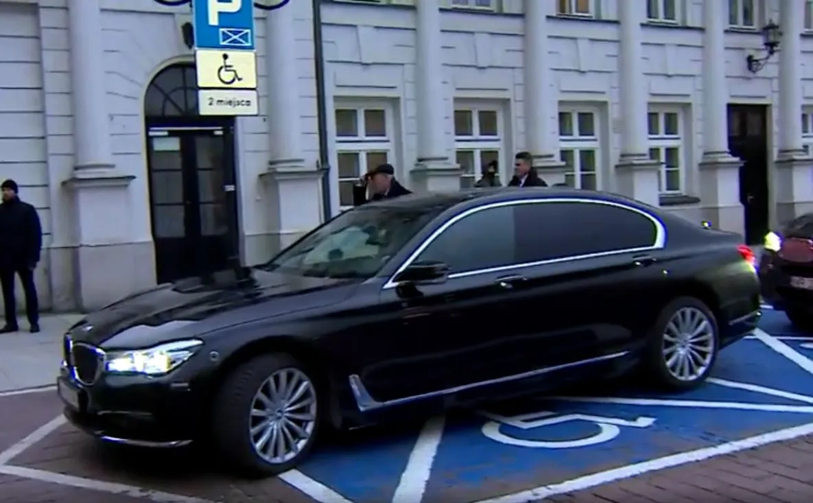 Antoni Macierewicz wysiada ze służbowego BMW