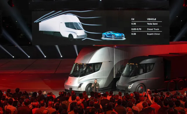 Tesla Semi i Roadster. Elon Musk ujawnił pierwszą elektryczną ciężarówkę i niesamowite auto osobowe