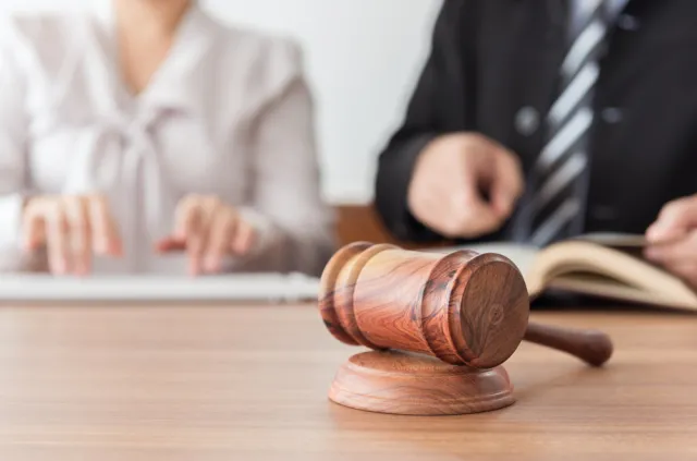 "Idziemy po Prawo i Sprawiedliwość". Oplakatowali biuro PiS w Węgorzewie, teraz sąd umorzył postępowanie