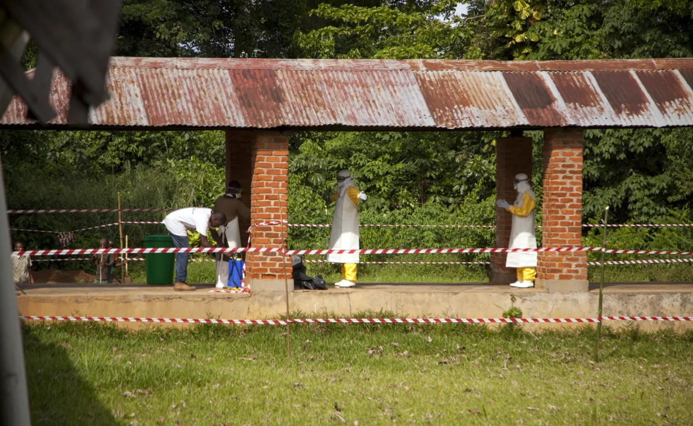 Pracownicy szpitala Bikoro w Demokratycznej Republice Konga poddawani dezynfekcji po kontakcie z osobami potencjalnie zarażonymi wirusem ebola