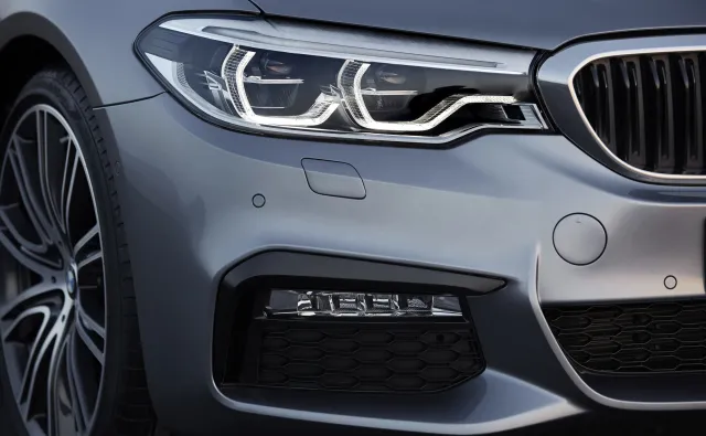 Schetyna sprawił sobie nowe BMW, a Kaczyński nie martwi się o benzynę. Który szef partii ma lepszą furę?