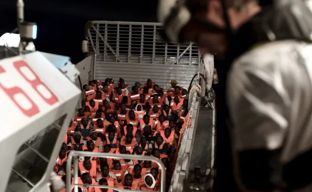 Włochy nie chcą imigrantów z "Aquariusa". 500 osób trafi do innego kraju UE