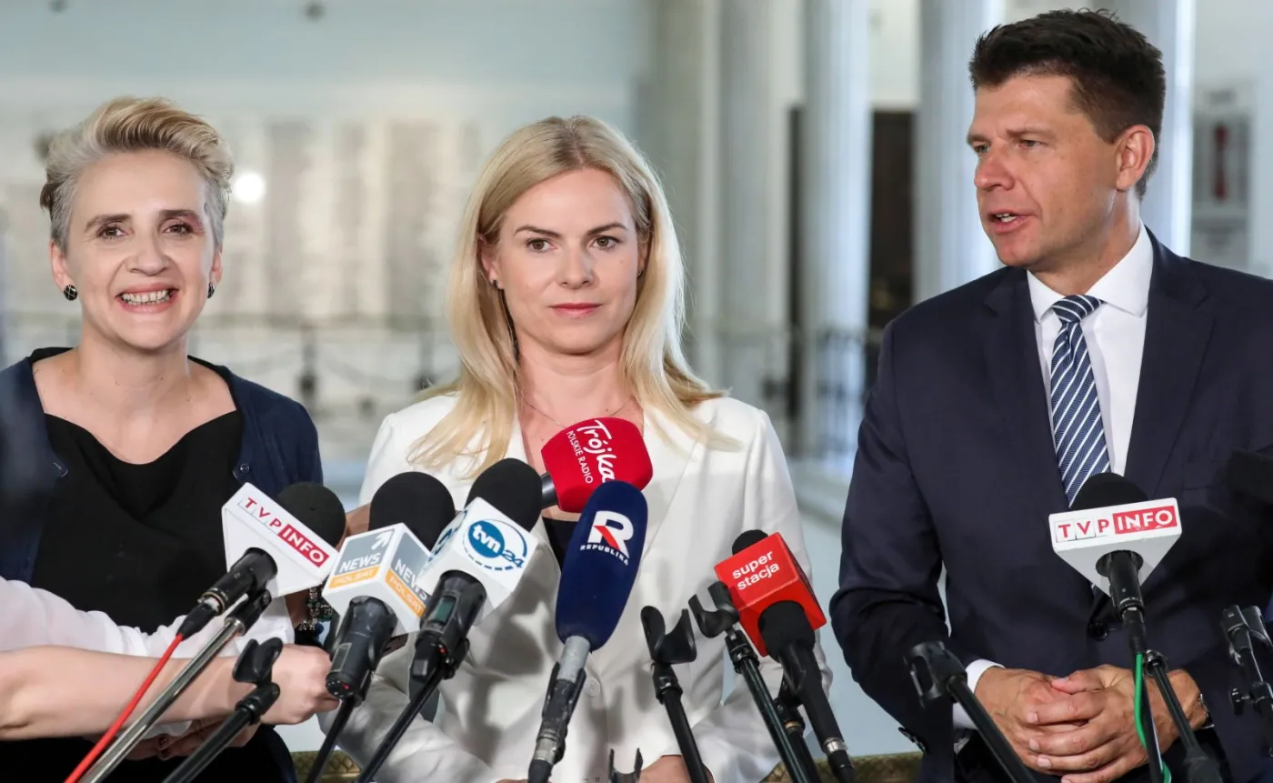 Ryszard Petru (P), Joanna Scheuring-Wielgus (L) oraz Joanna Schmidt (C) podczas konferencji prasowej w Sejmie