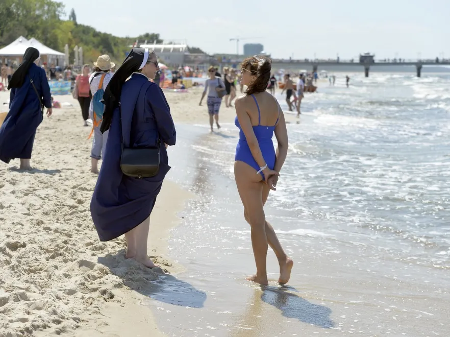 Bezcenne ujęcie: Anna Popek w stroju kąpielowym ucina sobie na plaży pogawędkę z zakonnicami. FOTO