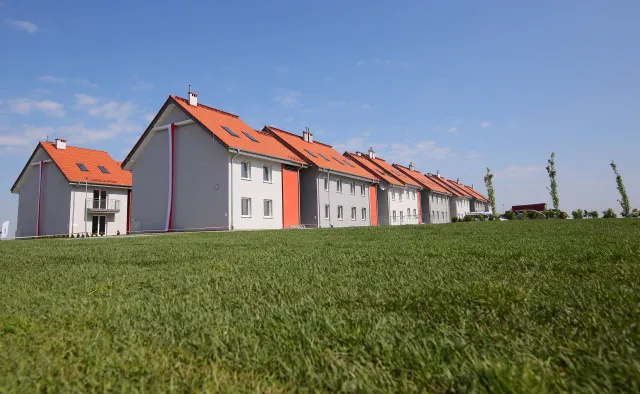 "W szczerym polu, w zawilgoconych norach, metr pod ziemią". Prezes JTBS broni teraz pierwszego osiedla rządowego programu Mieszkanie+