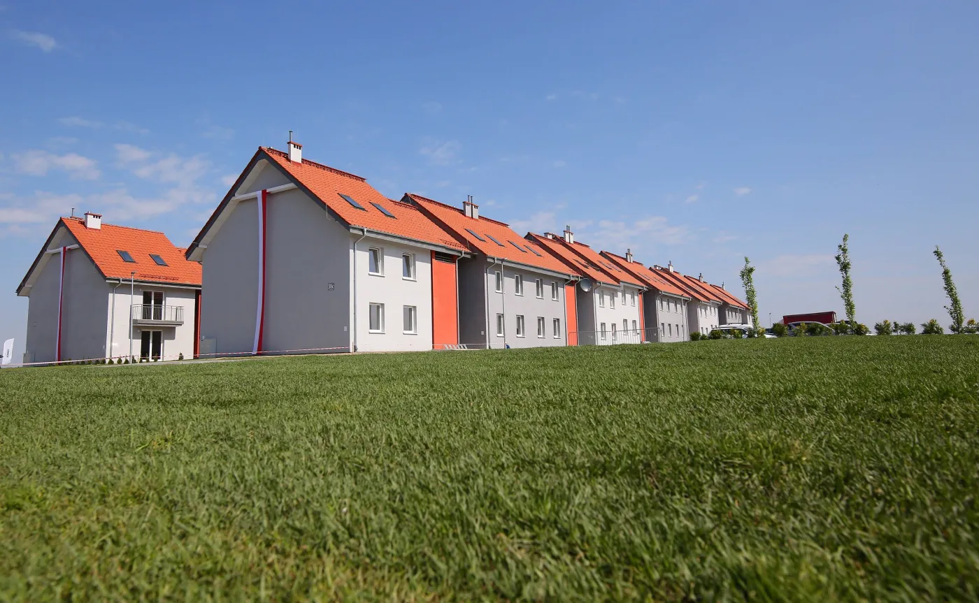 "W szczerym polu, w zawilgoconych norach, metr pod ziemią". Prezes JTBS broni teraz pierwszego osiedla rządowego programu Mieszkanie+