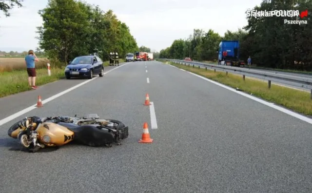 Śmiertelny wypadek motocyklisty koło Gostynina. Ruch wahadłowy jeszcze potrwa, ale trasa jest już przejezdna