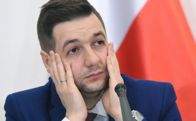 Jaki sugeruje, że nieprzychylny PiS sondaż "podprowadzono". Rzecznik PO kpi: To "hatakumba"