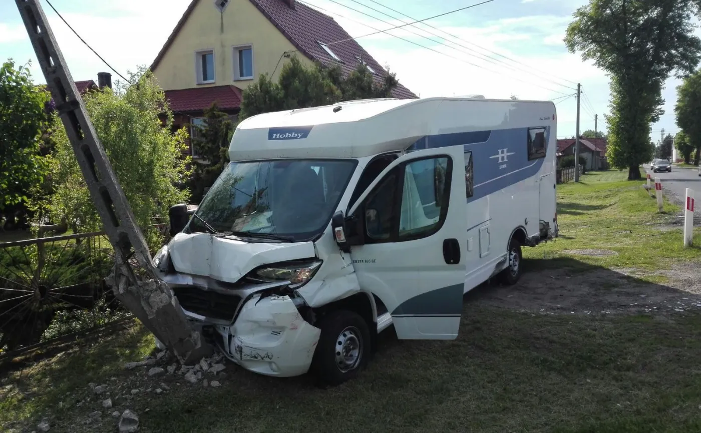 Kamperem taranował samochody, ale przegrał z betonowym słupem [ZDJĘCIA z pobojowiska]