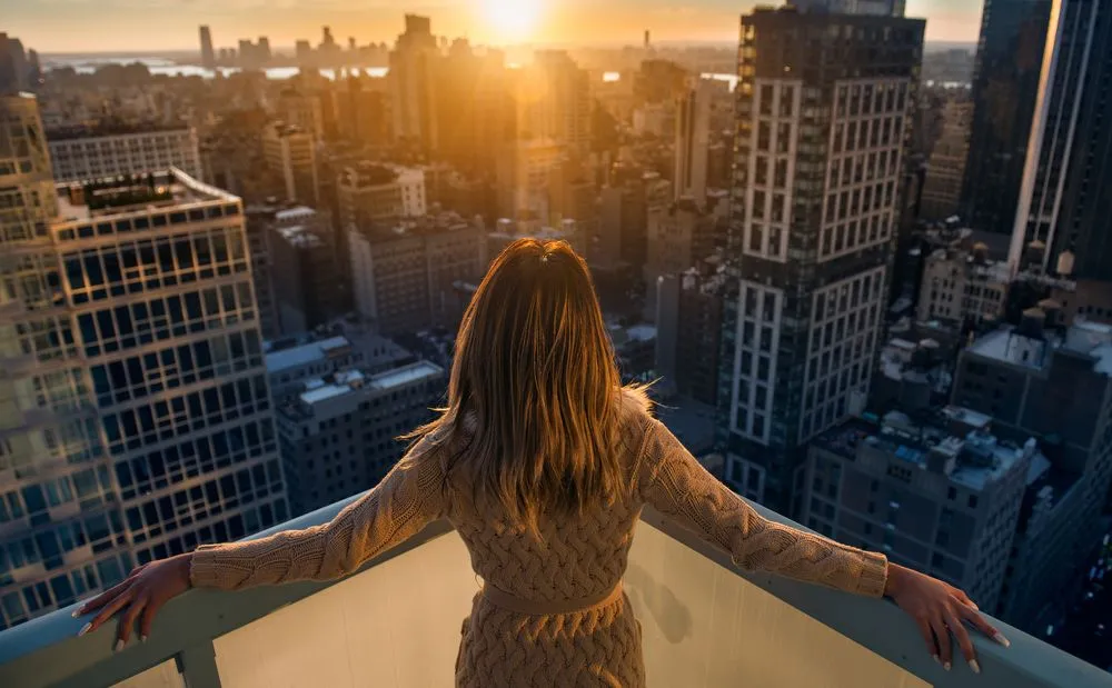 Zieleń, pudrowy róż i pomarańcz... 3 wskazówki, jak wprowadzić modne kolory do wnętrza