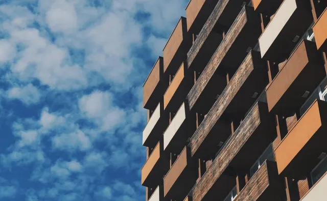 Ile musisz pracować na mieszkanie w Polsce? Różnica wynosi nawet 10 lat