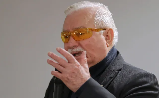 Dziennikarze odnaleźli nieznane dokumenty Kiszczaka m.in o Wałęsie. Były prezydent: Bezpieka robiła wszystko, żeby mnie zohydzić społeczeństwu